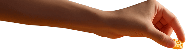 Mão estendida segurando um pequeno bloco dourado, recorte em fundo transparente.